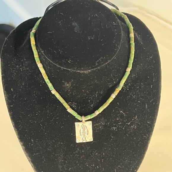 Green beaded necklace silver square fish pendant - Picture 5 of 5